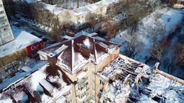 Sumy, Ukrayna 'daki bir Rus kamikaze uçağı tarafından yıkılan bir evin insansız hava aracı görüntüsü. Shahed askeri uçağı Ukrayna 'da bir yerleşim yerine çarptı. Harap olmuş ev..