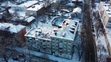 Sumy, Ukrayna 'daki bir Rus kamikaze uçağı tarafından yıkılan bir evin insansız hava aracı görüntüsü. Shahed askeri uçağı Ukrayna 'da bir yerleşim yerine çarptı. Harap olmuş ev..
