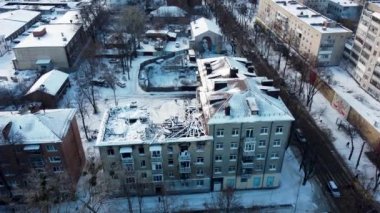 Sumy, Ukrayna 'daki bir Rus kamikaze uçağı tarafından yıkılan bir evin insansız hava aracı görüntüsü. Shahed askeri uçağı Ukrayna 'da bir yerleşim yerine çarptı. Harap olmuş ev..