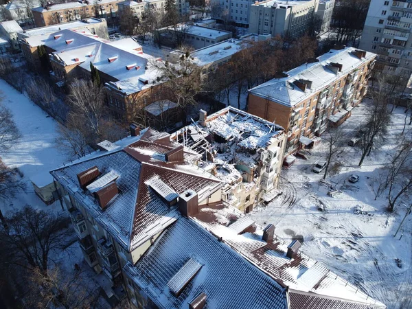 ウクライナのサミー市でロシアのカミカジドローンによって破壊された家の無人機の景色 シャーディード軍の無人機がウクライナの住宅ビルに墜落した ディラピッド化された家 ロイヤリティフリーのストック画像