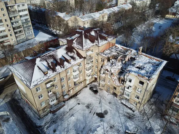 ウクライナのサミー市でロシアのカミカジドローンによって破壊された家の無人機の景色 シャーディード軍の無人機がウクライナの住宅ビルに墜落した ディラピッド化された家 ストック写真