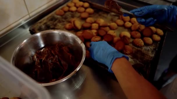 Aşçı Mutfakta Pişmiş Yiyecekler Yapıyor Kız Pastanın Üzerine Krema Sürüyor — Stok video
