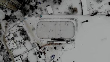 İnsanların buz pateni yaptığı kış paten pistinin insansız hava aracı görüntüsü. İnsanlar Kuzey Avrupa 'da bir hokey stadyumunda kayıyorlar. Sumy, Ukrayna 'da insanlar buz pateni pistinde eğleniyor.