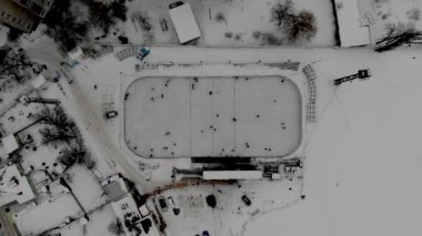 İnsanların buz pateni yaptığı kış paten pistinin insansız hava aracı görüntüsü. İnsanlar Kuzey Avrupa 'da bir hokey stadyumunda kayıyorlar. Sumy, Ukrayna 'da insanlar buz pateni pistinde eğleniyor.