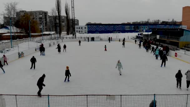 사람들이 스케이트를 스케이트 링크의 사람들은 북유럽의 경기장에서 스케이트를 있습니다 사람들은 — 비디오