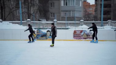 İnsanlar Kuzey Avrupa 'da bir hokey stadyumunda kayıyorlar. Sumy, Ukrayna 'da insanlar buz pateni pistinde eğleniyor..