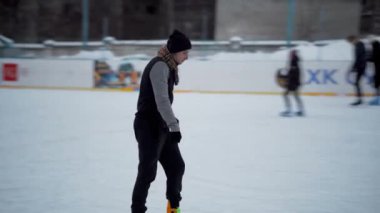 İnsanlar Kuzey Avrupa 'da bir hokey stadyumunda kayıyorlar. Sumy, Ukrayna 'da insanlar buz pateni pistinde eğleniyor..
