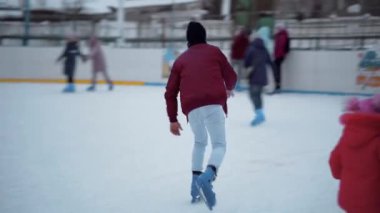 İnsanlar Kuzey Avrupa 'da bir hokey stadyumunda kayıyorlar. Sumy, Ukrayna 'da insanlar buz pateni pistinde eğleniyor..