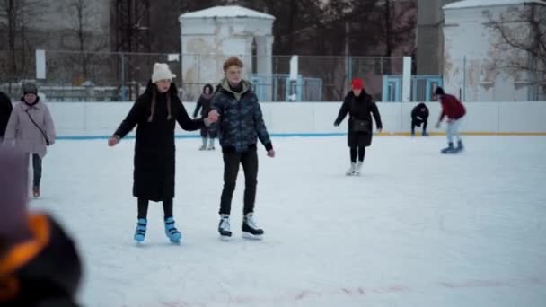 Люди Катаются Коньках Хоккейном Стадионе Северной Европы Люди Веселятся Катке — стоковое видео