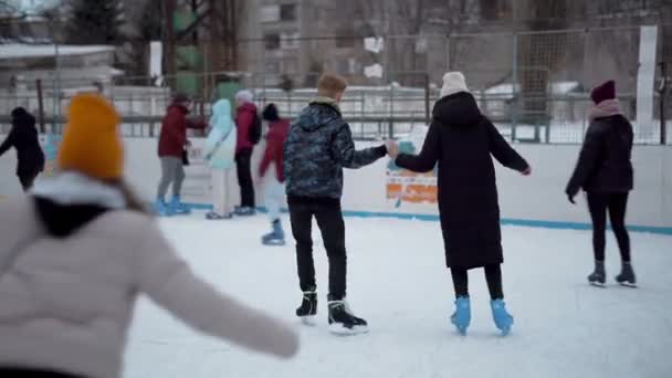 北ヨーロッパのホッケースタジアムでスケート 人々はウクライナのサミー市のスケートリンクで楽しんでいます — ストック動画