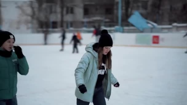 사람들은 북유럽의 경기장에서 스케이트를 있습니다 사람들은 우크라이나 수미의 도시에서 스케이트 — 비디오
