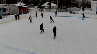 Sumy Ukrayna 02.05.2022A insansız hava aracı insanların buz pateni yaptığı bir kış paten pistinin görüntüsü. İnsanlar Kuzey Avrupa 'da bir hokey stadyumunda kayıyorlar. Sumy şehrindeki buz pateni pistinde insanlar eğleniyor..