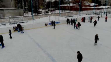 Sumy Ukrayna 02.05.2022A insansız hava aracı insanların buz pateni yaptığı bir kış paten pistinin görüntüsü. İnsanlar Kuzey Avrupa 'da bir hokey stadyumunda kayıyorlar. Sumy şehrindeki buz pateni pistinde insanlar eğleniyor..