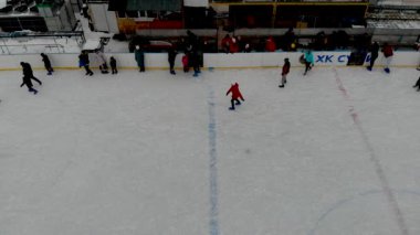 Sumy Ukrayna 02.05.2022A insansız hava aracı insanların buz pateni yaptığı bir kış paten pistinin görüntüsü. İnsanlar Kuzey Avrupa 'da bir hokey stadyumunda kayıyorlar. Sumy şehrindeki buz pateni pistinde insanlar eğleniyor..