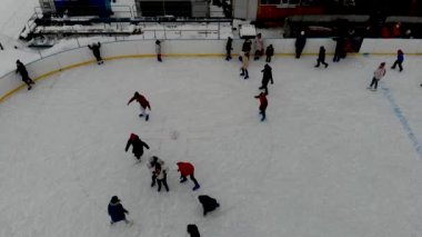 Sumy Ukrayna 02.05.2022A insansız hava aracı insanların buz pateni yaptığı bir kış paten pistinin görüntüsü. İnsanlar Kuzey Avrupa 'da bir hokey stadyumunda kayıyorlar. Sumy şehrindeki buz pateni pistinde insanlar eğleniyor..