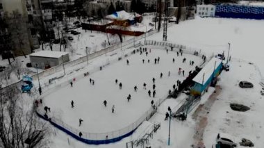 Sumy Ukrayna 02.05.2022A insansız hava aracı insanların buz pateni yaptığı bir kış paten pistinin görüntüsü. İnsanlar Kuzey Avrupa 'da bir hokey stadyumunda kayıyorlar. Sumy şehrindeki buz pateni pistinde insanlar eğleniyor..