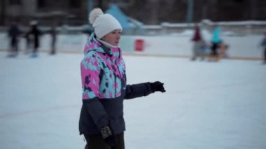 İnsanlar Kuzey Avrupa 'da bir hokey stadyumunda kayıyorlar. Sumy, Ukrayna 'da insanlar buz pateni pistinde eğleniyor..