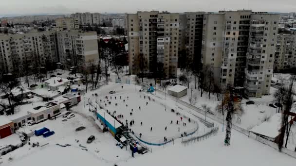 Ein Drohnenblick Auf Eine Wintereisbahn Auf Der Menschen Schlittschuh Laufen — Stockvideo