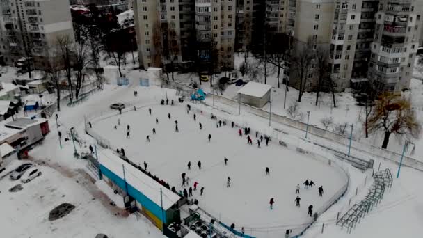 사람들이 스케이트를 스케이트 링크의 사람들은 북유럽의 경기장에서 스케이트를 있습니다 사람들은 — 비디오