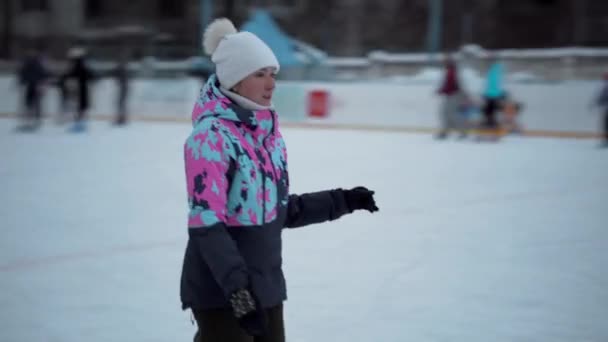 Люди Катаются Коньках Хоккейном Стадионе Северной Европы Люди Веселятся Катке — стоковое видео