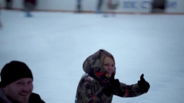 北ヨーロッパのホッケースタジアムでスケート 人々はウクライナのサミー市のスケートリンクで楽しんでいます チェーンリンクフェンスを通して見る — ストック動画