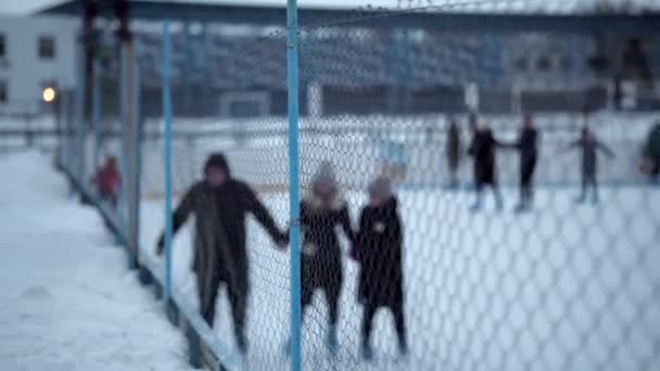 Ludzie Jeżdżą Stadionie Hokejowym Północnej Europie Ludzie Bawią Się Lodowisku — Wideo stockowe