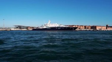 Venedik açıklarında büyük bir yat. İtalya Venedik 'teki Giudecca Adası. Venedik yakınlarındaki adanın moda sanat bölgesi. Venedik 'e en büyük ve en yakın ada. 