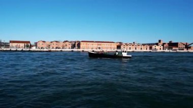 İtalya Venedik 'teki Giudecca Adası. Venedik yakınlarındaki adanın moda sanat bölgesi. Venedik 'e en büyük ve en yakın ada. Venedik 'in denizden nefes kesici manzarası.