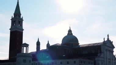 İtalya, Venedik 'teki San Giorgio Maggiore Kilisesi. Kuzey İtalya 'daki Venedik Gölünün en ünlü adalarından biri. Venedik 'teki St. George Benedikt Manastırı Bazilikası.