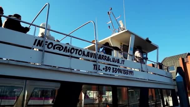 Pessoas Navio Preparam Para Deixar Cais Perto Veneza Itália Embarque — Vídeo de Stock