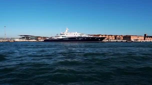 Велика Яхта Біля Узбережжя Венеції Острів Джудекка Венеції Італія Модний — стокове відео