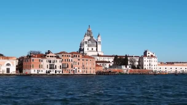ヴェネツィアのサンタ マリア デッラ サルート教会の海からの眺め 大運河のヴェネツィアの大聖堂 ヴェネツィアの美しい景色 — ストック動画