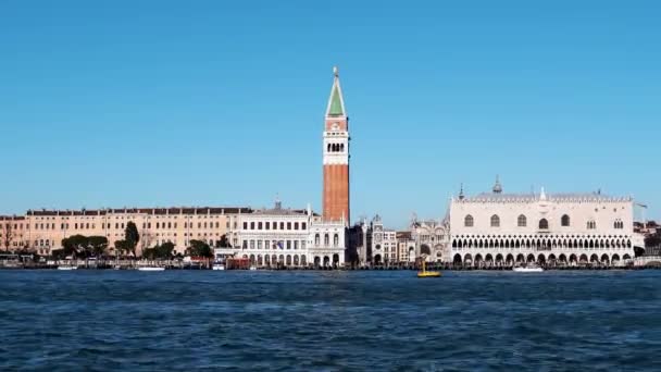Blick Vom Meer Auf Den Glockenturm Von San Marco Venedig — Stockvideo