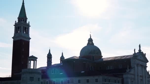 イタリアのヴェネツィアにあるサン ジョルジオ マッジョーレ教会 イタリア北部のヴェネツィアラグーンで最も有名な島の一つ ヴェネツィアの聖ジョージ修道院のベネディクト教会のバシリカ — ストック動画