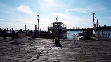 Venedik 'te insanları taşımak için tekneleri olan pitoresk bir set. İnsanlar Venedik İtalya 'da bir tekneye biniyor.