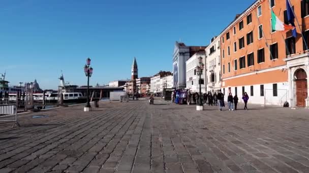 意大利威尼斯五彩斑斓的街道 威尼斯市中心有咖啡馆 餐馆和纪念品店的街道 人们走在威尼斯的大街上 — 图库视频影像