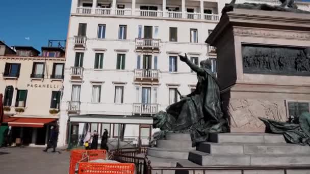 威尼斯维多 伊曼纽尔二世国家纪念碑 意大利威尼斯的马术雕像纪念碑 意大利威尼斯维克托 伊曼纽尔二世纪念碑 — 图库视频影像
