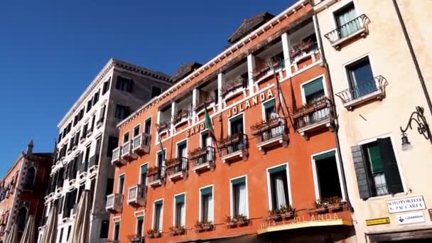 Colorful Street Venice Italy Street Cafes Restaurants Souvenir Shops Center — Stock Video