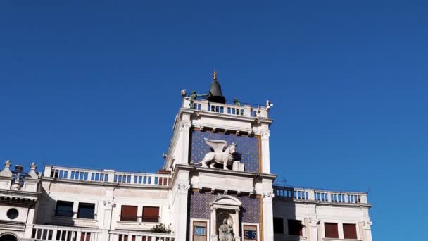 圣马可钟楼 钟楼有钟 青铜雕像刻度盘上装饰着黄道带标志 威尼斯圣马可广场北端的一座建筑物 — 图库视频影像