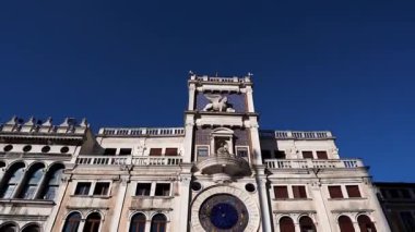 St. Mark 's Saat Kulesi. Çanı olan saat kulesi. Bronz heykeller. Kadranda zodyak işaretleri var. Venedik 'teki St. Mark Meydanı' nın kuzey ucunda bir bina..