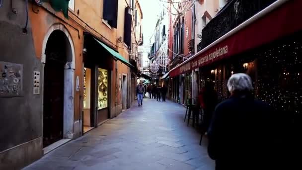 Calle Colorida Venecia Italia Una Calle Con Cafeterías Restaurantes Tiendas — Vídeo de stock