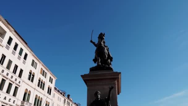 威尼斯维多 伊曼纽尔二世国家纪念碑 意大利威尼斯的马术雕像纪念碑 意大利威尼斯维克托 伊曼纽尔二世纪念碑 — 图库视频影像