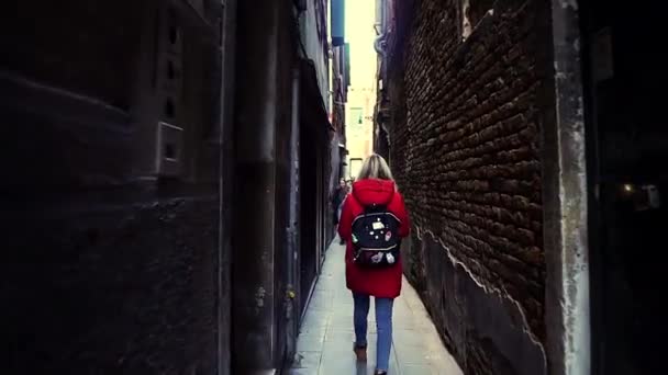 Uma Menina Vermelho Caminha Longo Uma Pitoresca Rua Estreita Veneza — Vídeo de Stock