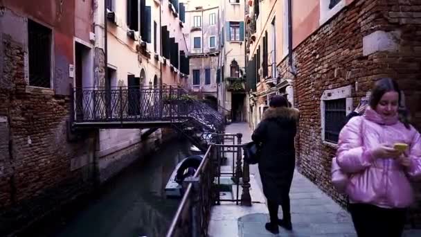 Красочная Улица Венеции Италия Люди Осматривают Достопримечательности Венеции Туристы Ходят — стоковое видео