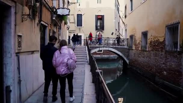 Stradă Colorată Veneția Italia Oamenii Care Vizitează Obiectivele Turistice Din — Videoclip de stoc