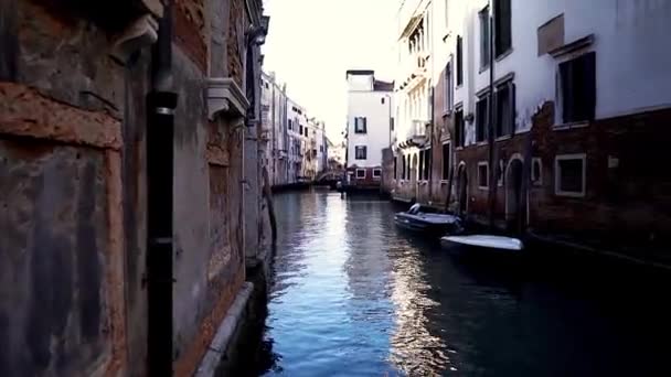 イタリアのヴェネツィアのカラフルな通り ヴェネツィアのカラフルな通り イタリアのヴェネツィアの運河 ヴェネツィアの運河の上の歩行者橋 — ストック動画
