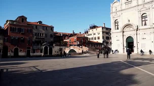 Barevná Ulice Benátkách Itálie Lidé Benátkách Turisté Procházejí Úzkými Uličkami — Stock video