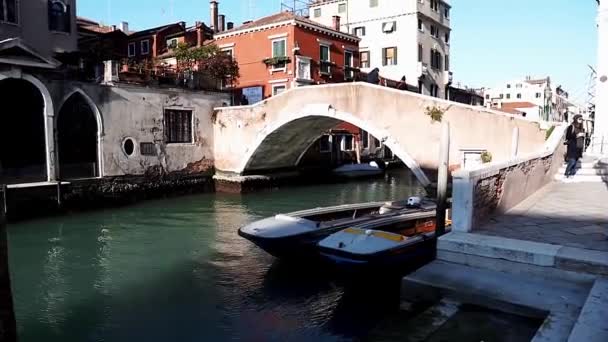 Kolorowa Ulica Wenecji Włochy Ludzie Zwiedzają Wenecję Turyści Spacerują Wąskimi — Wideo stockowe