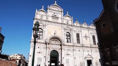 Venedik İtalya 'daki Santi Giovanni e Paolo Bazilikası. Venedik, İtalya 'daki kilise. Turistler Venedik 'teki katedrale hayran. Meydanda yürüyen insanlar