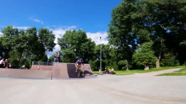 Genç bir adam Sumy, Ukrayna 'da bir kaykay parkında bisiklet üzerinde numaralar yapıyor. Adamın biri Ukrayna 'daki parkta BMX kullanıyor. Park of Culture and Leisure adını Sumy 'deki Kozhedub' dan almıştır..